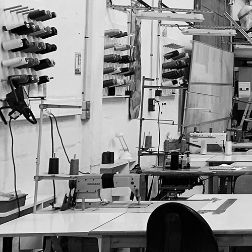 photo de l'atelier présentant des fil à coudre et des machines à coudre