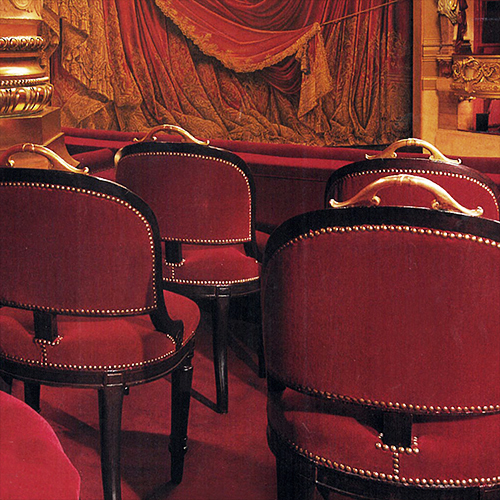 confections sceniques non-feu d'une salle de spectacle avec des fauteuils et un rideau