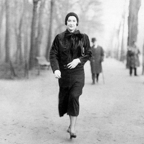 portrait de Madeleine Casataing marchant dans un parc