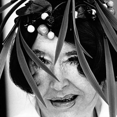 portrait de Madeleine Castaing en train de faire un clin d'oeil